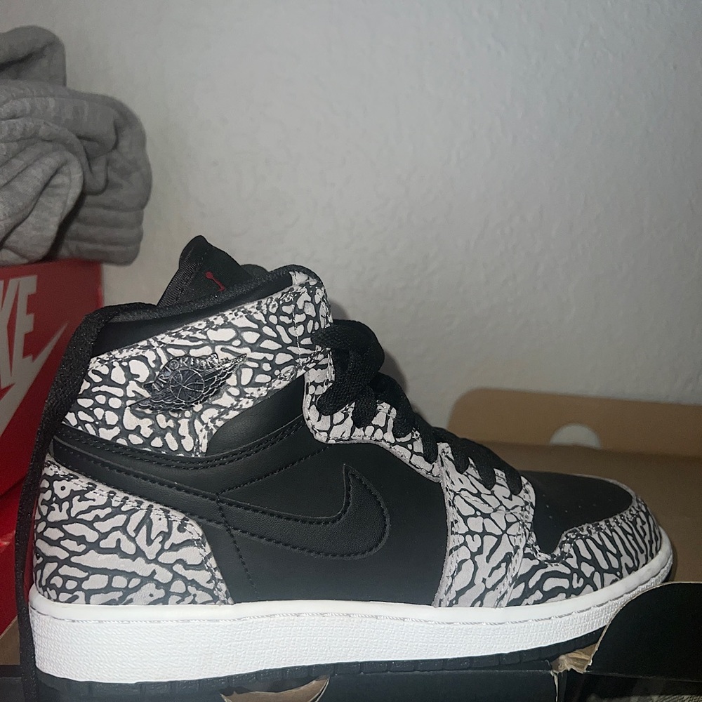 Jordan 1 Retro Mid